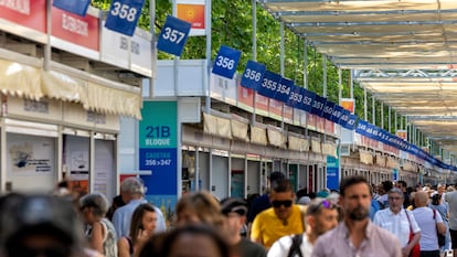 Hilera de casetas y visitantes de la 84ª edición de la Feria del Libro de Madrid, el día de la inauguración, el 30 de mayo.