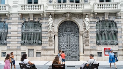 Tres bancos frente a un banco, en este caso la fachada del Santander en la calle de Hernán Cortés, de la capital cántabra.