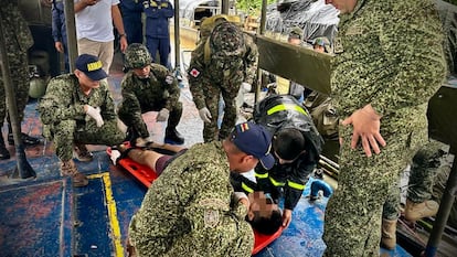 Enfermeros de combate del Ejercito Nacional de Colombia brinda los primeros auxilios a un herido de la disidencia de alias Calarcá, este viernes en el Caquetá.