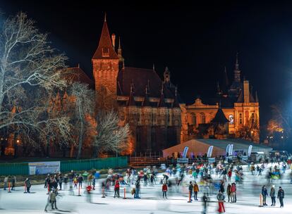 Pista de patinaje sobre hielo en el lago del parque Városliget, con el castillo de Vajdahunyad de fondo.