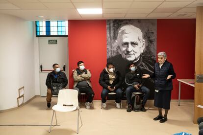 Sor Pilar, explicando el proceso de selección para lograr un empleo.
