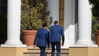 Salvador Illa y Pedro Sánchez entran en el palacio de Pedralbes, este viernes en Barcelona.