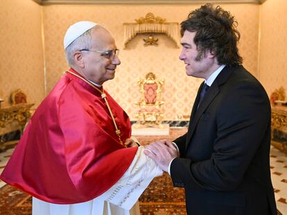 El papa León XIV saluda al presidente argentino, Javier Milei, a quien ha recibido la mañana del sábado en el Vaticano.