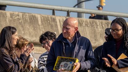 El fotógrafo Sebastião Salgado recibe el Premio Joan Guerrero de Catalunya Mirades Solidàries de manos de Laura Guerrero, hija de Joan Guerrero, en presencia de Crista, Mireia González, alcaldesa de Santa Coloma de Gramenet i el padre Gabicho, persona clave en la amistad en la distancia entre Joan Guerrero y Sebastião Salgado.