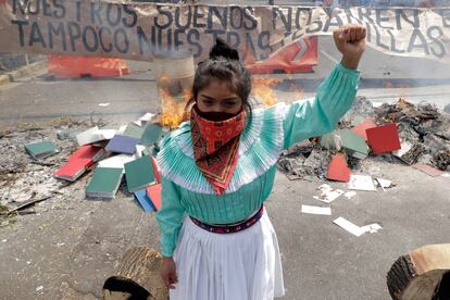 Mujer indígena otomí protestando los ataques paramilitares contra el EZLN, el pasado 12 de abril en la Ciudad de México.