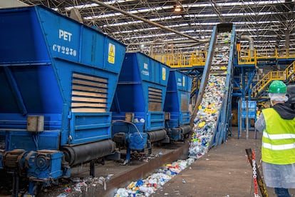 Selección de envases del contenedor amarillo en una planta de tratamiento en Logroño.