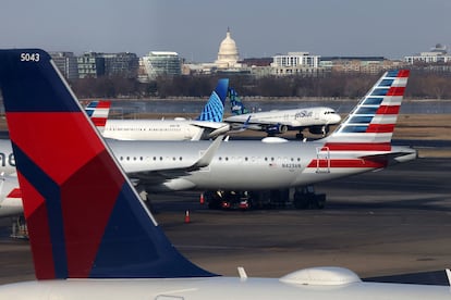 Aviones de Delta, American Airlines, United y JetBlue, en el aeropuerto Ronald Reagan de Arlington, Virginia (EE UU).
