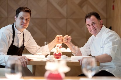 Lleva el sello de Martín Berasategui, aunque de la cocina se ocupa Xabi Goikoetxea, quien ejerce de responsable de los fogones del restaurante Oria, con una estrellas Michelin, uno de los espacios gastronómicos del hotel Monument de Barcelona, que ya cuenta con un triestrellado, el restaurante Lasarte. Se trata de un espacio abierto, desenfadado, pero con el empaque de un hotel de cinco estrellas de lujo, donde el servicio y la atención son impecables, a medida de ese cliente viajado.