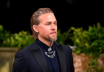 Charlie Hunnam en 'Cincuenta sombras de Grey' – La adaptación de la novela superventas de la autora inglesa E. L. James sufrió uno de los procesos de reparto más movidos del cine reciente, a la altura de los de 'Entrevista con el vampiro' o cada nuevo ciclo de James Bond. Cada uno de los millones de lectores de la trilogía tenía claro en su cabeza quienes debían ser la ingenua Anastasia Steele y el seductor Christian Grey. Sonaron Ryan Gosling, que lo rechazó tajantemente, y también un por entonces casi desconocido Henry Cavill, pero el elegido fue Charlie Hunnam, famoso principalmente por ser uno de los moteros de la serie 'Sons of Anarchy'. ¿Los motivos del abandono? A todo el mundo le sorprendió que abandonase un proyecto que olía a éxito y supondría su consolidación como estrella, lo que provocó toda clase de especulaciones. Se dio por supuesto que le echaban para atrás las escenas subidas de tono, pero el actor había participado años antes en 'Queer as folk', la británica, no la pacata versión estadounidense, y en cada de sus capítulos había más salseo sexual que en toda la trilogía de James. Según explicó el propio actor, fue simplemente un tema de agenda. "Terminaba 'Sons of Anarchy' hacia las once del viernes por la noche y tenía que coger un avión a la mañana siguiente para Vancouver para rodar 'Cincuenta sombras de Grey', perdiéndome toda la primera semana de ensayos y teniendo que empezar a rodar el lunes por la mañana. Y además el siguiente lunes comenzaba a grabar 'Crimson Peak' en Toronto. Sinceramente, tuve algo así como una crisis nerviosa". A la falta material de tiempo se le sumó la presión de no estar a la altura de lo que millones de fans esperaban de él. “No me veía capaz de hacer la transición del personaje de Jax Teller al de Christian Grey en tan solo 48 horas. Me metí en más de lo que podía abarcar y fue triste", reconoció.