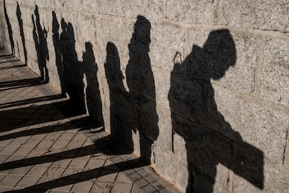 Cola de inmigrantes en las puertas de la parroquia de Nuestro Sagrado Corazón.