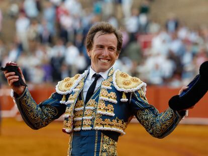 Román pasea la oreja de su primer toro.