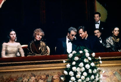 ¿El resultado? Mucho antes de que el término nepo baby copase titulares, Francis Ford Coppola enseñó al mundo de qué iba el concepto. Tras el abandono de Ryder, el director miró alrededor y se encontró con su hija Sofia, que estaba en Italia visitando el rodaje para pasar la Navidad con sus padres, y como ella había sido la inspiración para el papel decidió que era la candidata perfecta para interpretar a Mary, algo de lo que ella no estaba demasiado segura y cuyas consecuencias fueron desastrosas. El papel le hizo ganar dos nominaciones a la peor actriz de reparto y la peor estrella revelación en los Razzie y la convirtió en el hazmereir de la crítica, que escribió sobre ella titulares como “es tan terrible que ha hundido la epopeya de su padre”. Años después afirmó que no le había afectado demasiado, aunque “fue vergonzoso que pusieran a la opinión pública en contra de esa manera, pero mi sueño no era ser actriz, así que no me aplastaron. Tenía otros intereses. No me destruyó”, afirmó a 'The New York Times'. Su padre se lo tomó peor: “Fueron a por una chica de 18 años que solo lo había hecho por ayudarme. Mary recibió la bala por Michael Corleone... Mi hija recibió la bala por mí”. Tras aquel rodaje, Sofía Coppola desarrolló una carrera brillante tras las cámaras y Winona Ryder tuvo la oportunidad de trabajar con Francis Ford Coppola en 'Drácula'.