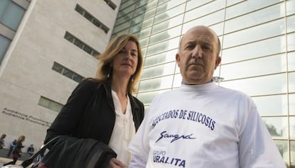La abogada Rocío Mayol con Tirso Genovés, uno de los trabajadores afectados, ante la Ciudad de la Justicia de Valencia
