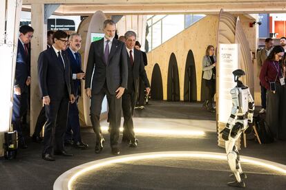 El rey Felipe VI junto al el alcalde de Barcelona, Jaume Collboni, y el presidente de la Generalitat, Salvador Illa, esta mañana en el Mobile World Congress.