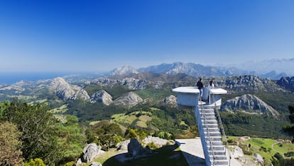 Dos turistas disfrutando del mirador asturiano del Fitu Camilo Alonso.