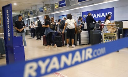 Pasajeros de Ryanair ante los mostradores de facturación de Ryanair, en el aeropuerto de Madrid-Barajas.