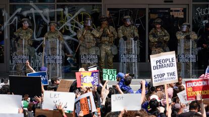 Tropas de la Guardia Nacional de California montan guardia durante una manifestación en el centro de Los Ángeles, California este lunes.