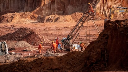Trabajadores chinos y congoleños en una mina de cobalto y cobre cerca de Kisanfu, Congo.