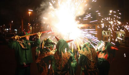 Los pasacalles de diablos son una de las celebraciones típicas del verano en Cataluña, la Comunidad Valenciana y Baleares.