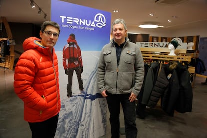 Jesús Anduaga (a la izquierda), consejero delegado, y Jokin Umerez, director general del grupo vasco de ropa deportiva Ternua, en el showroom de Arrasate (Gizpuzkoa), en 2015.