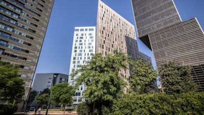 Modernos edificios de oficinas en Jardins de Ca l'Aranyó, en el barrio barcelonés de Poblenou.