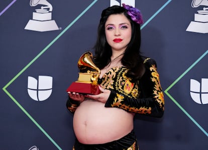 La chilena Mon Laferte posa con su premio.
