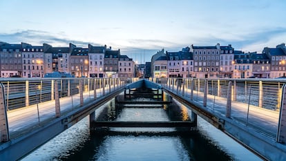 El puente Passerelle Michel Legrand en Cherburgo (Francia).