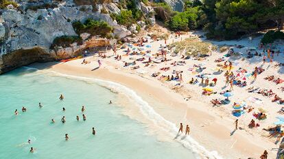 Menorca
Guarida de las celebridades que desean huir de la estruendosa fiesta de Ibiza (y de toparse con un futbolista en cada esquina), esta isla conserva todavía pulso y espíritu rural entre dunas, calas y faros. Esperemos que por mucho tiempo.