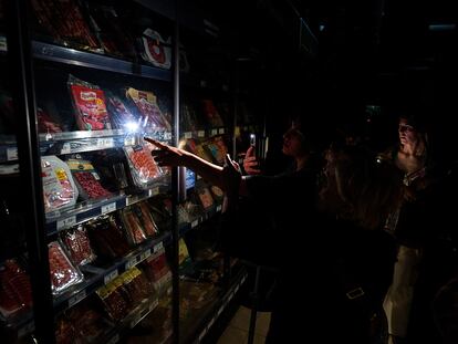 La gente compra comida en un supermercado durante un apagón masivo en Pamplona, el pasado 28 de abril de 2025