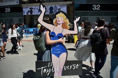 Un recorte a escala con la figura de Taylor Swift frente al Santiago Bernabéu en la previa del concierto en Madrid.