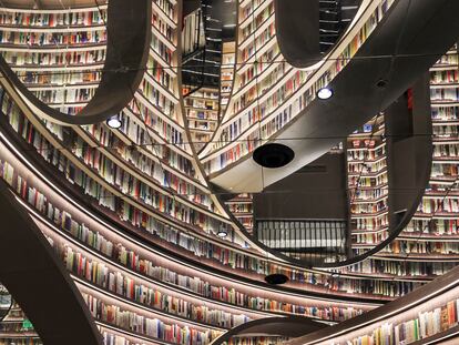 Interior de la librería Zhongshuge,diseño de arquitectura moderno-futurista, utilizando el reflejo del espejo