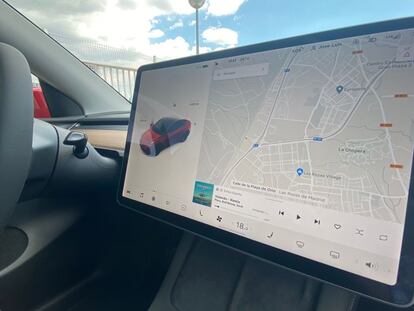 Pantalla táctil de un modelo de coche de Tesla.