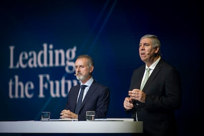 Marc Murtra, presidente de Indra, y José Vicente de los Mozos, consejero delegado de Indra, en la presentación del plan estratégico del grupo.