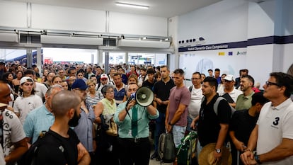 Un empleado informa a los pasajeros sobre los retrasos en la estación de Madrid-Chamartín después de que este jueves la circulación de trenes de alta velocidad se viera interrumpida por una falta de tensión eléctrica en la estación.