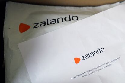 Paquete enviado por Zalando en un puesto de entrega de Galway (Irlanda).