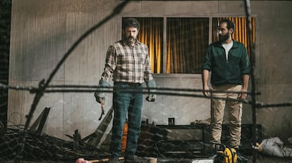 Manolo Solo y Jesús Carroza, ante la jaula del cocodrilo en 'El cielo de los animales'.